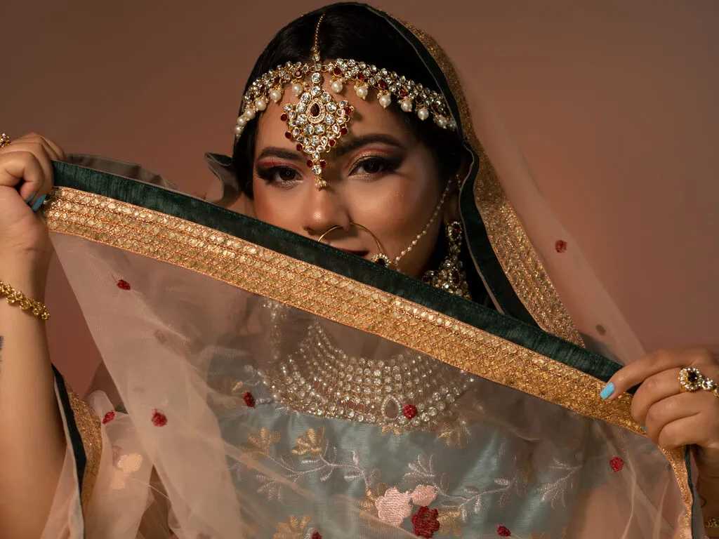 AnoukChopra live now