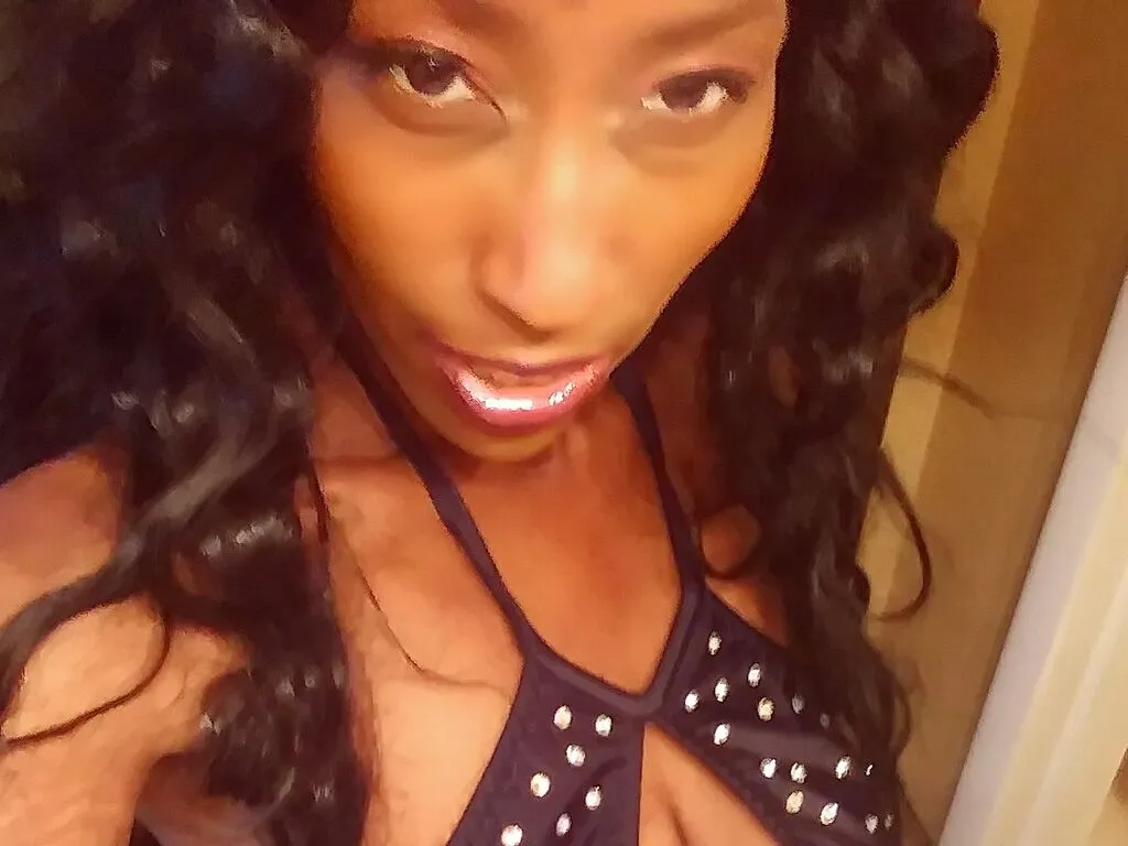 BustyBaddie live now