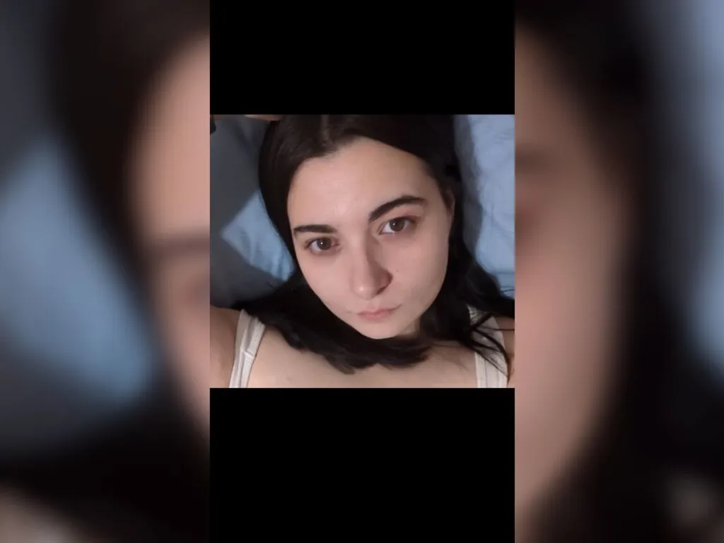 SashaMaroon live now