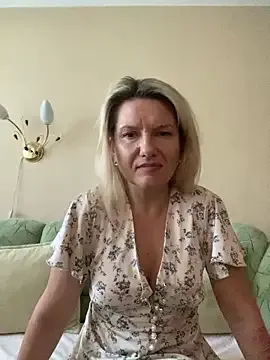 AliceSwan4011 live now