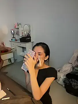 CassandraLovve live now
