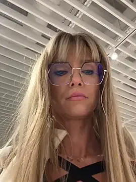 NaughtyNinky live now